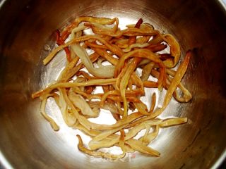 金针木耳蒸鸡肉的做法步骤：2