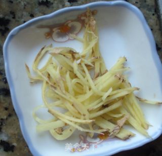 金针木耳蒸鸡肉的做法步骤：2