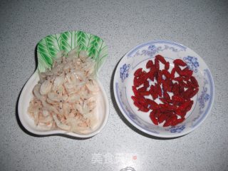 营养美味佳肴—西葫芦炒虾皮的做法步骤：3