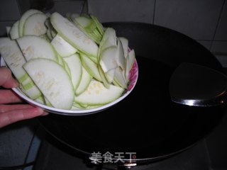 营养美味佳肴—西葫芦炒虾皮的做法步骤：3