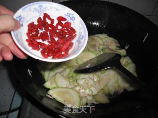 营养美味佳肴—西葫芦炒虾皮的做法步骤：3