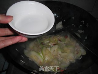 营养美味佳肴—西葫芦炒虾皮的做法步骤：3
