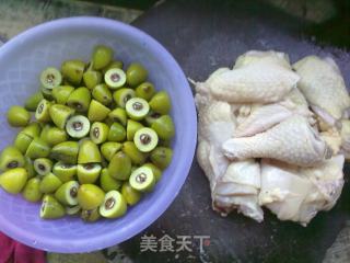 青橄榄炖鸡汤的做法步骤：2