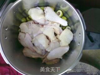 青橄榄炖鸡汤的做法步骤：2