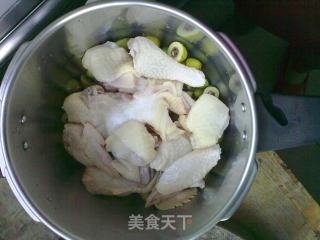 青橄榄炖鸡汤的做法步骤：2