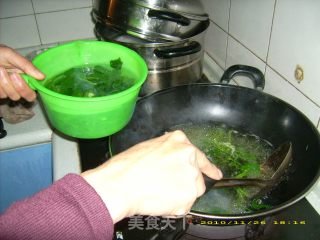 蒜汁菠菜胡萝卜的做法步骤：2