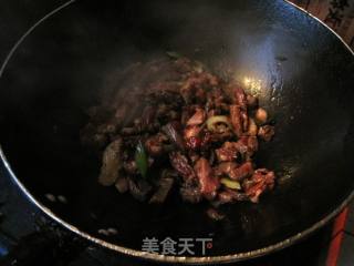 菜花炒肉的做法步骤：2