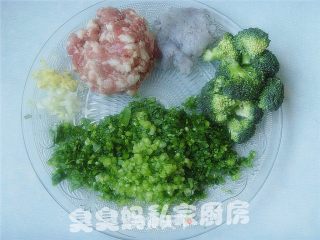 肉末鲜虾馄饨面的做法步骤：2