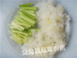 腰果雪耳拌西芹的做法步骤：3