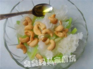 腰果雪耳拌西芹的做法步骤：3
