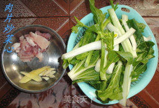 肉片炒菜心的做法步骤：2