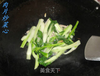 肉片炒菜心的做法步骤：2