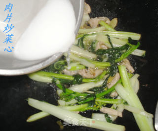 肉片炒菜心的做法步骤：2