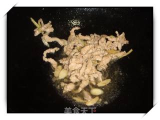 红罗卜丝炒肉的做法步骤：3