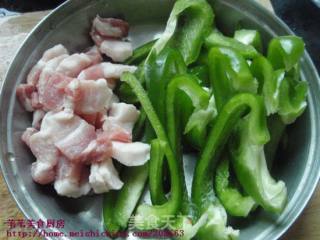 青椒炒五花肉的做法步骤：2