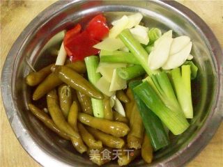 泡椒炒牛肉的做法步骤：2