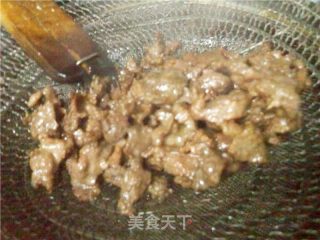 泡椒炒牛肉的做法步骤：2