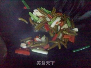 泡椒炒牛肉的做法步骤：2