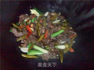 泡椒炒牛肉的做法步骤：2