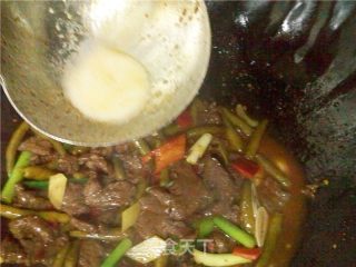 泡椒炒牛肉的做法步骤：2