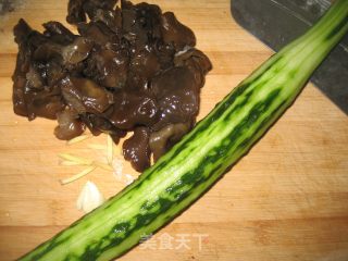 黄瓜炒木耳的做法步骤：2