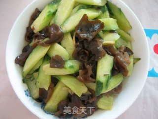 黄瓜炒木耳的做法步骤：2
