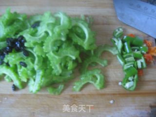 豉椒苦瓜的做法步骤：2
