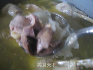给自己好好补补---银耳炖鸡的做法步骤：2