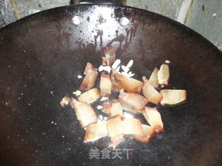 熏肉炒大蒜的做法步骤：2