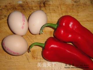 红椒炒鸡蛋的做法步骤：2