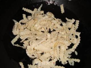 芹菜千张炒豆豉的做法步骤：2