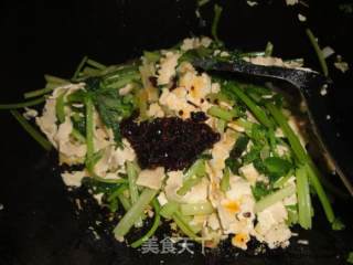 芹菜千张炒豆豉的做法步骤：2