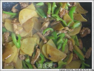 青椒土豆炒牛肉的做法步骤：2