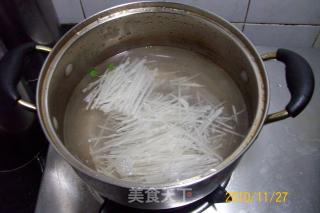 【秋冬绿盾】---《蒜苗萝卜酸辣汤》的做法步骤：7