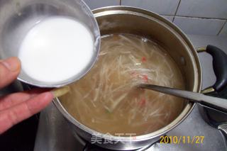 【秋冬绿盾】---《蒜苗萝卜酸辣汤》的做法步骤：7