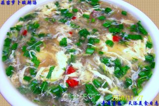 【秋冬绿盾】---《蒜苗萝卜酸辣汤》的做法步骤：7