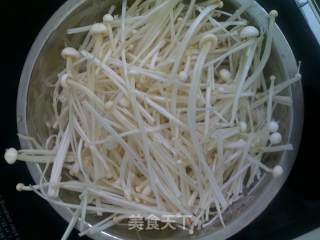 金针菇炒牛肉的做法步骤：3