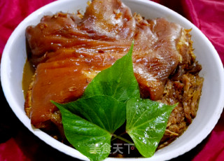 焖烧脱骨猪肘肉的做法