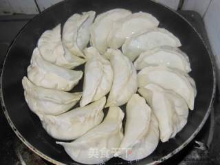 锅贴的做法步骤：3