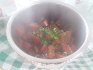 胡萝卜红烧肉的做法