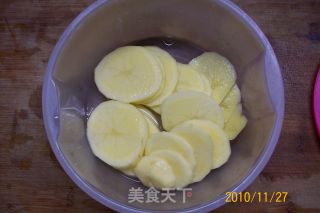 荠菜鲜肉土豆饼的做法步骤：2
