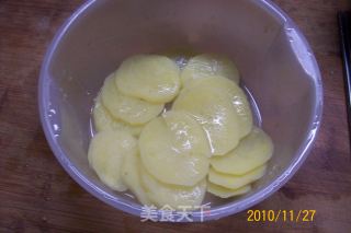 荠菜鲜肉土豆饼的做法步骤：2