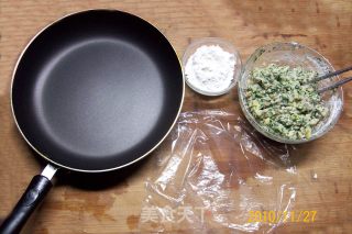 荠菜鲜肉土豆饼的做法步骤：2