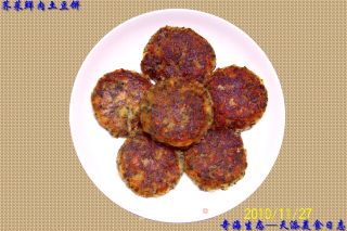 荠菜鲜肉土豆饼的做法步骤：2