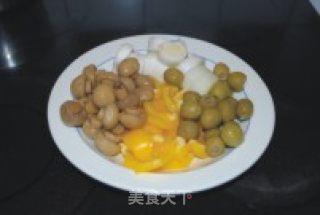 蘑菇橄榄煮火腿肠的做法步骤：2