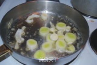 蘑菇橄榄煮火腿肠的做法步骤：2