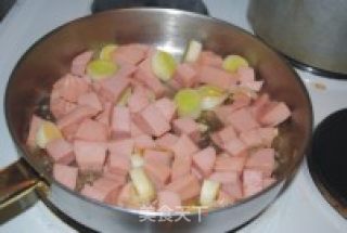蘑菇橄榄煮火腿肠的做法步骤：2