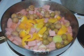 蘑菇橄榄煮火腿肠的做法步骤：2