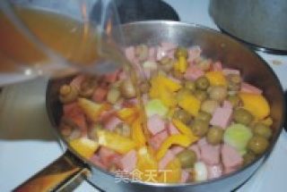 蘑菇橄榄煮火腿肠的做法步骤：2