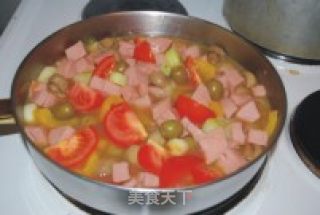 蘑菇橄榄煮火腿肠的做法步骤：2